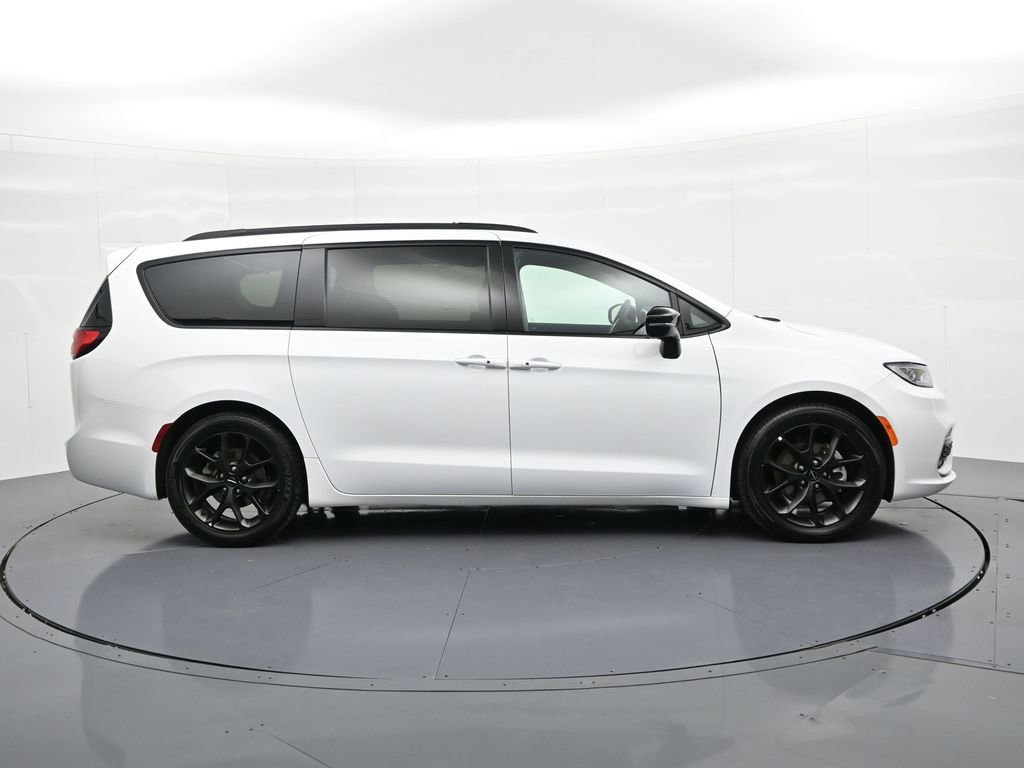 Used 2025 Chrysler Pacifica Limited image 5