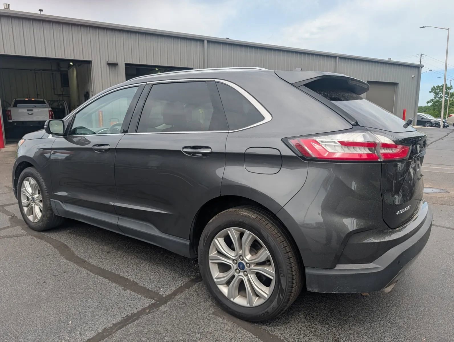 Used 2020 Ford Edge Titanium AWD/4WD image 2