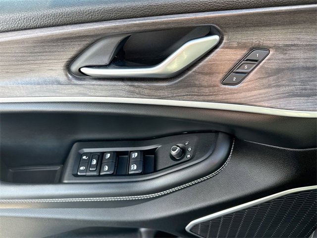 Used 2023 Jeep Grand Cherokee Limited w/ Luxury Tech Group II image 15