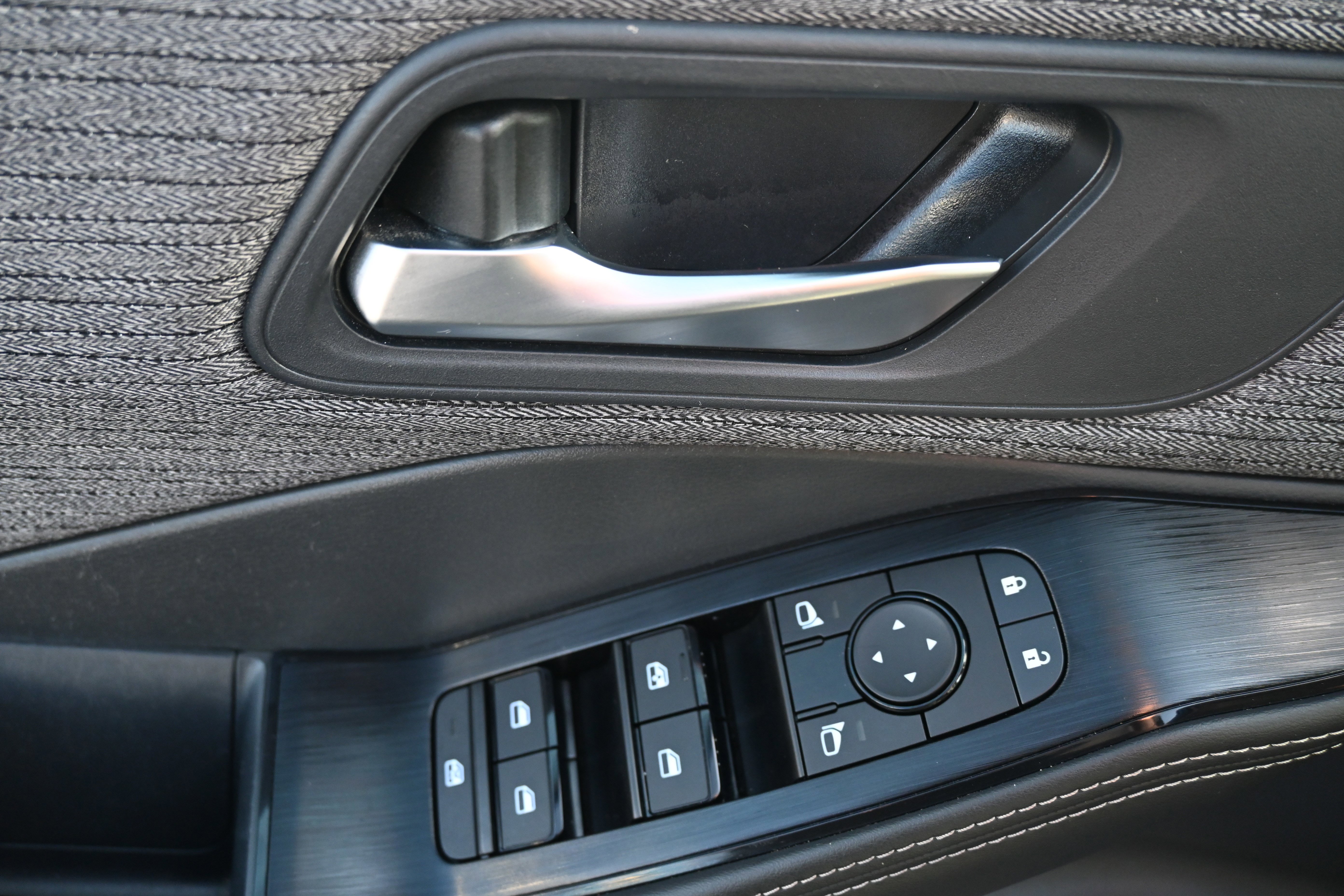 Used 2023 Nissan Rogue SV image 29