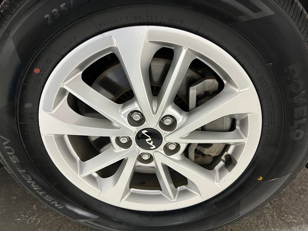 Used 2023 Kia Carnival LX image 40