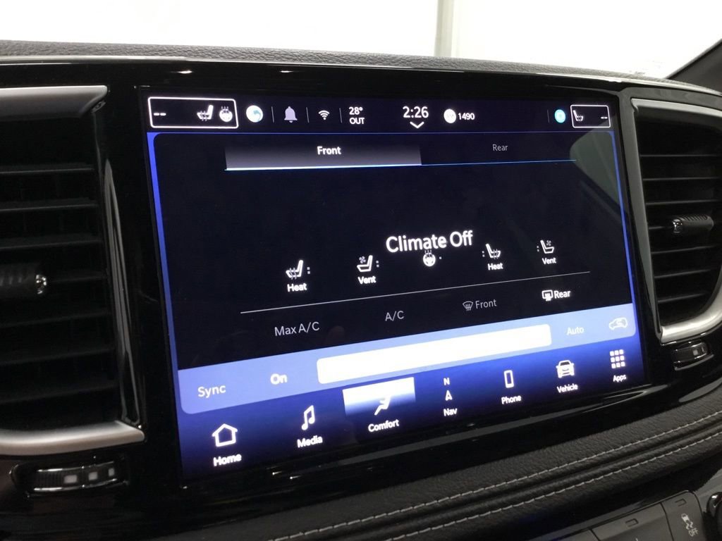 Used 2025 Chrysler Pacifica Limited image 24