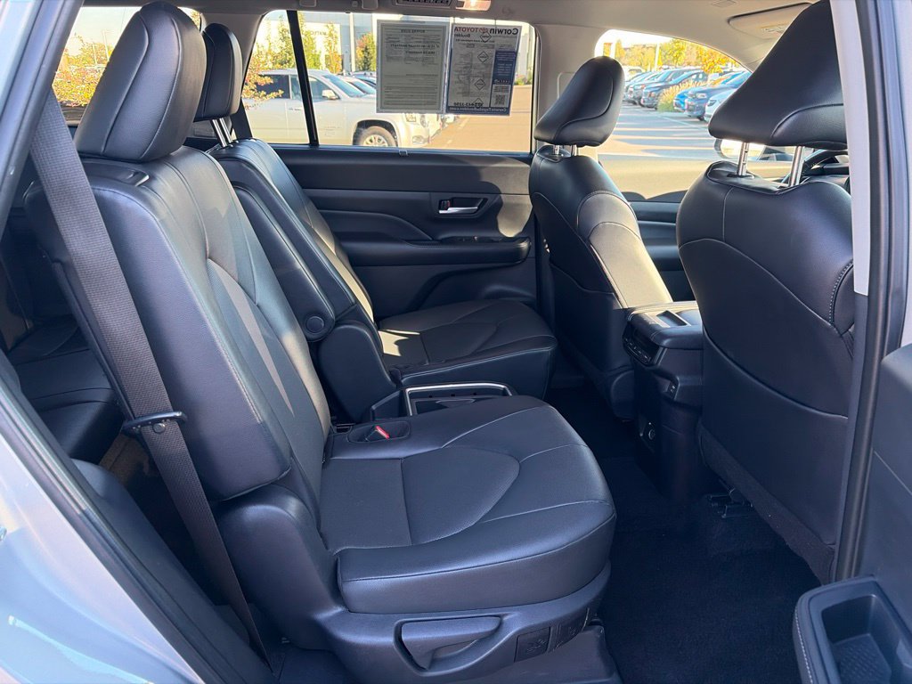 Used 2025 Toyota Grand Highlander AWD image 16