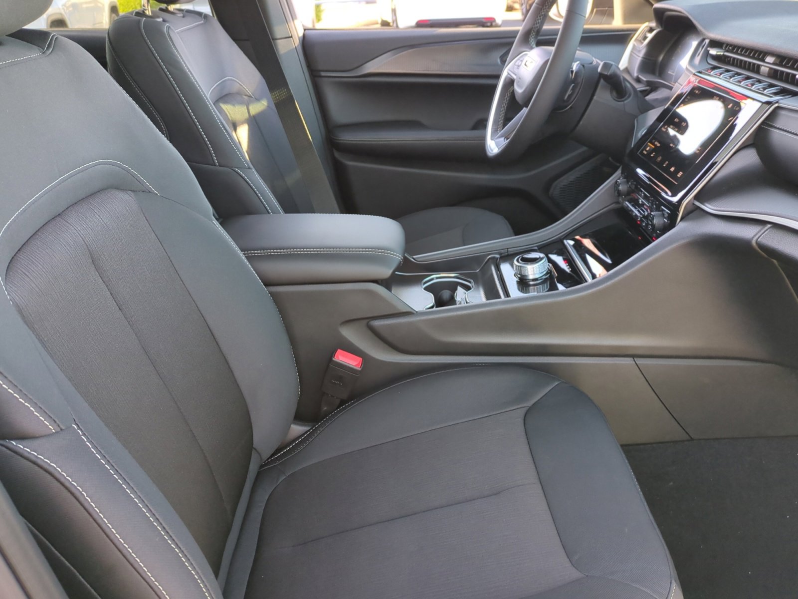 New 2025 Jeep Grand Cherokee Laredo w/ Luxury Tech Group I image 19