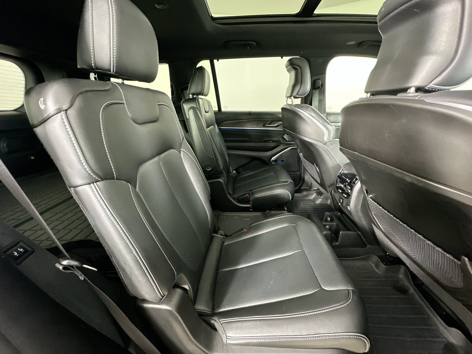 Used 2023 Jeep Grand Cherokee L Overland w/ Advanced Protech Group III AWD/4WD image 40