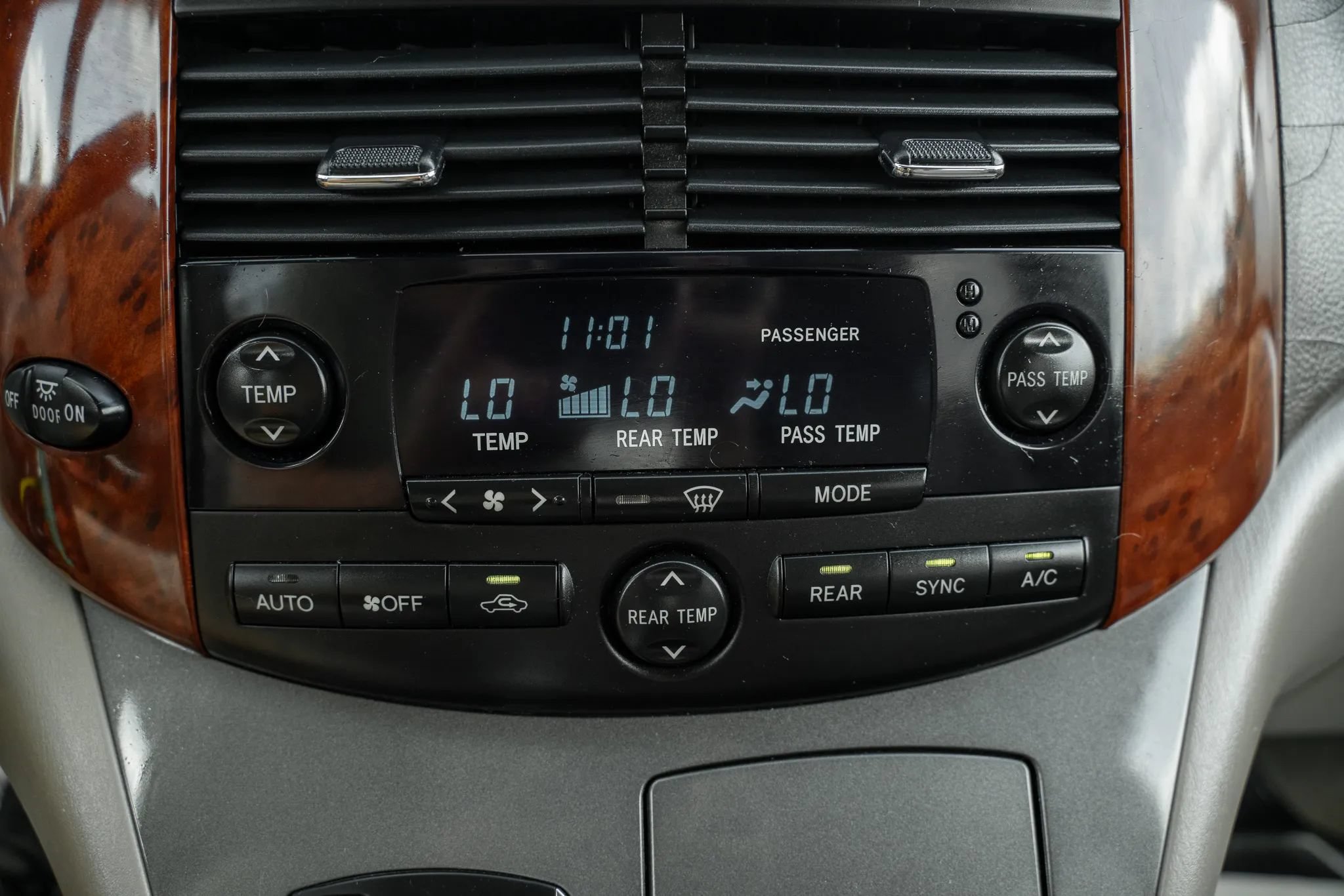 Used 2004 Toyota Sienna XLE FWD image 25