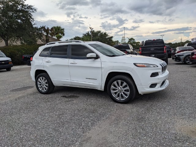 Used 2017 Jeep Cherokee Overland w/ Technology Group AWD/4WD image 2