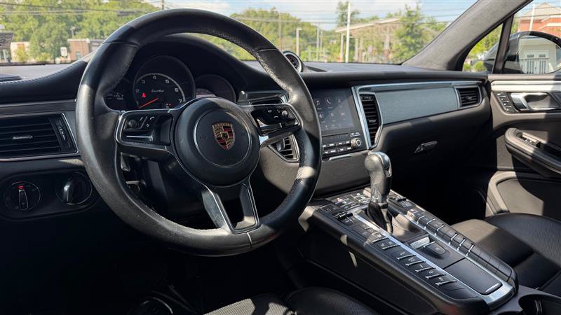 Used 2018 Porsche Macan Turbo AWD/4WD image 28