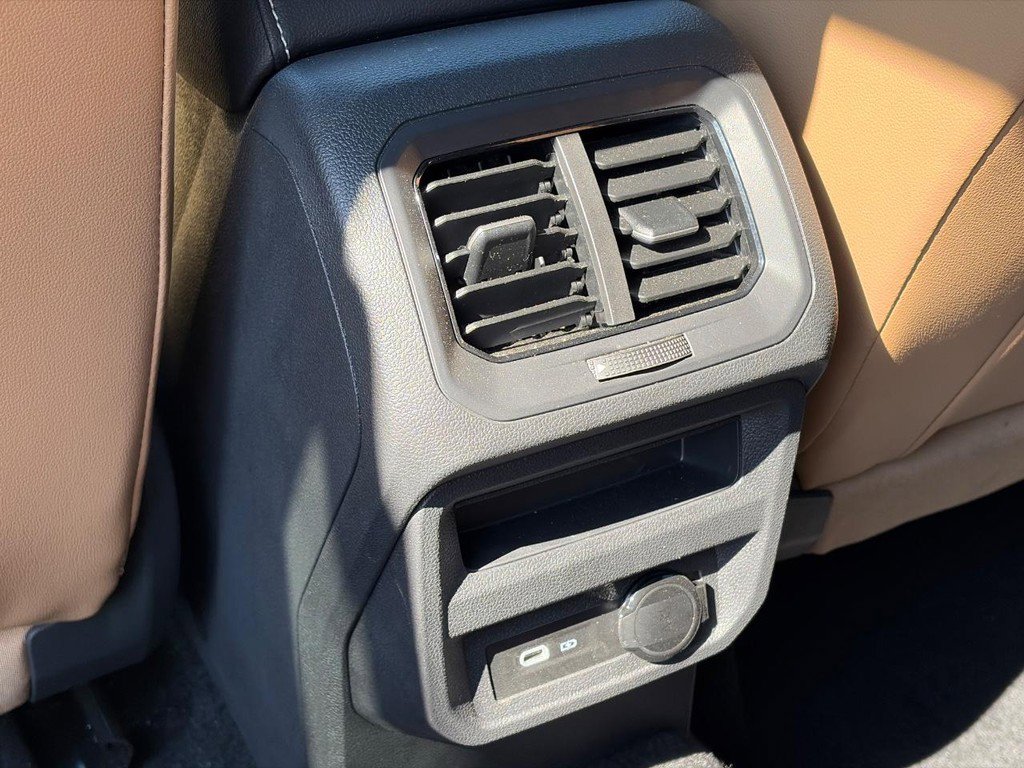 Used 2024 Volkswagen Tiguan SE w/ Panoramic Sunroof Package image 10