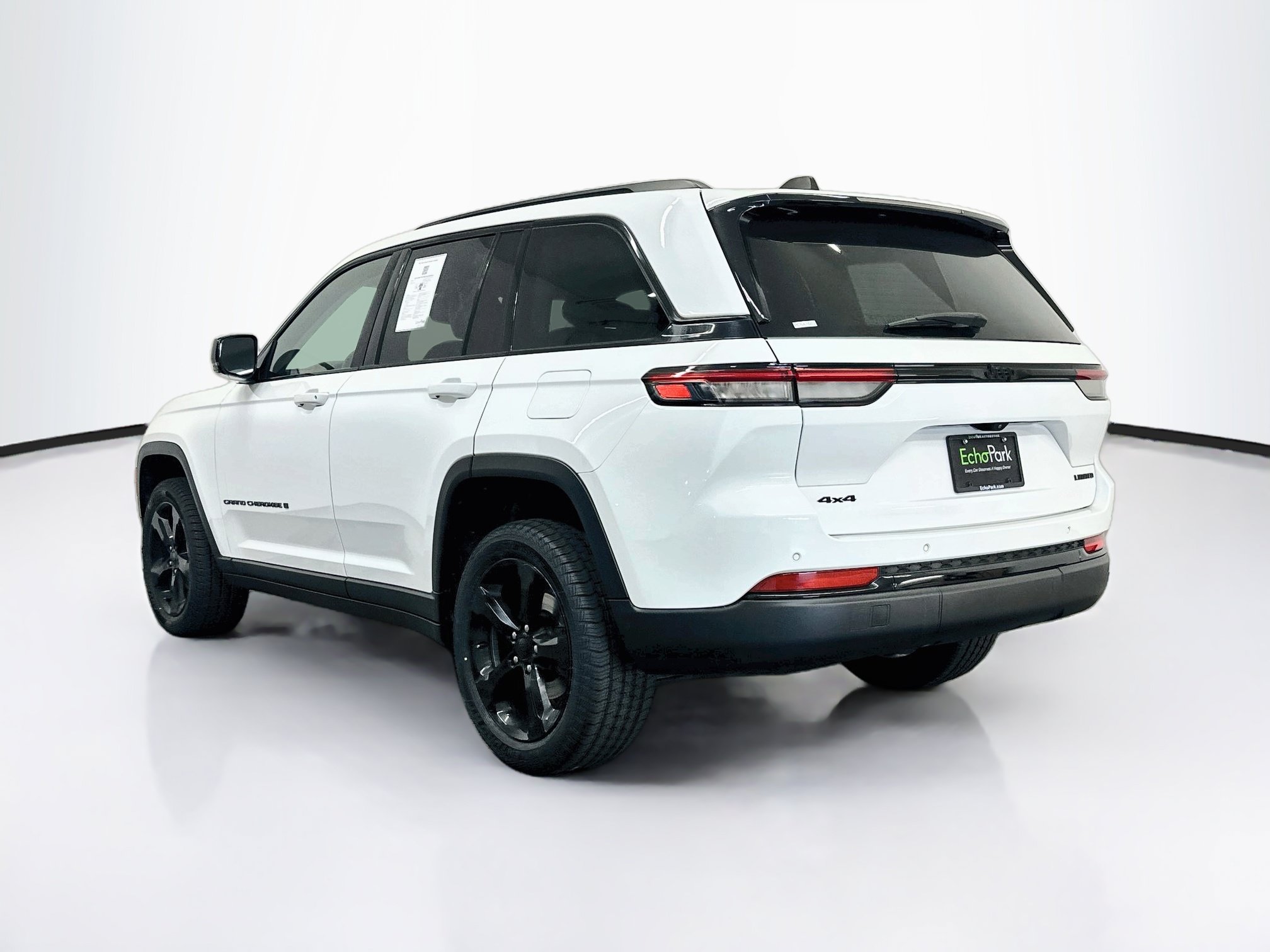 Used 2023 Jeep Grand Cherokee Limited w/ Black Appearance Package AWD/4WD image 5