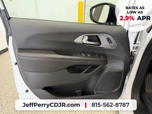 New 2027 Chrysler Pacifica Select FWD image 8