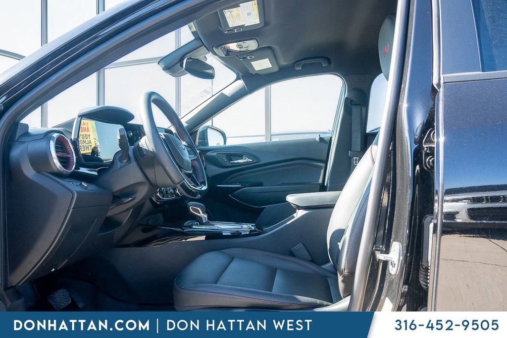 Used 2025 Chevrolet Trax RS w/ Driver Confidence Package FWD image 3