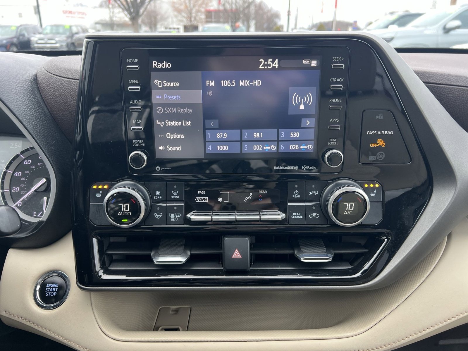 Used 2022 Toyota Highlander XLE image 18