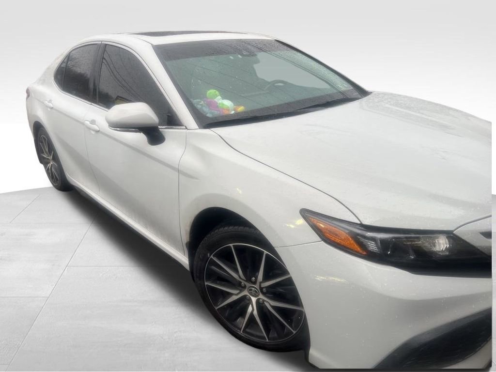 Used 2022 Toyota Camry SE w/ Cold Weather Package image 19