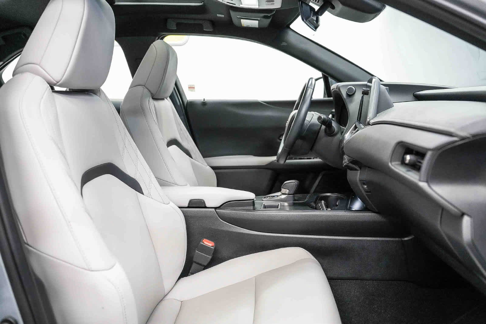 Used 2025 Lexus UX 300h FWD w/ Accessory Package (Z2) image 16
