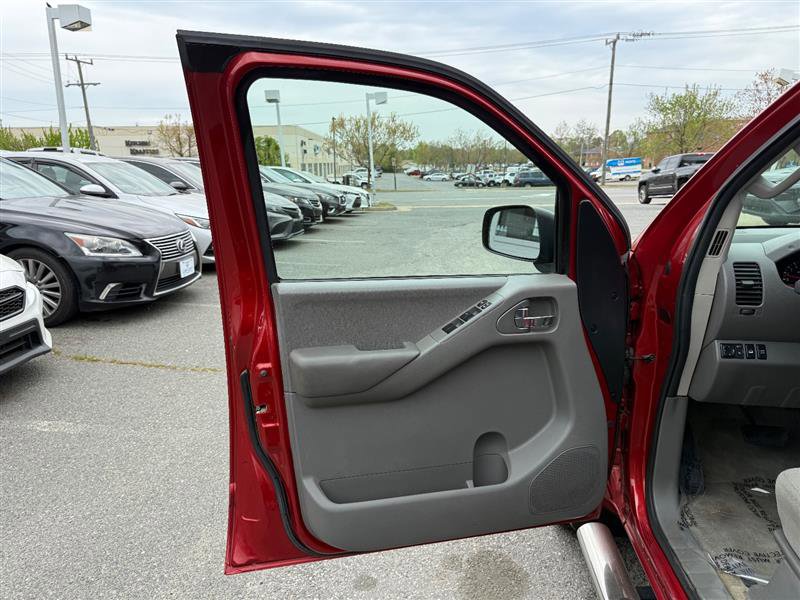 Used 2014 Nissan Frontier SV w/ SV Value Truck Package AWD/4WD image 16