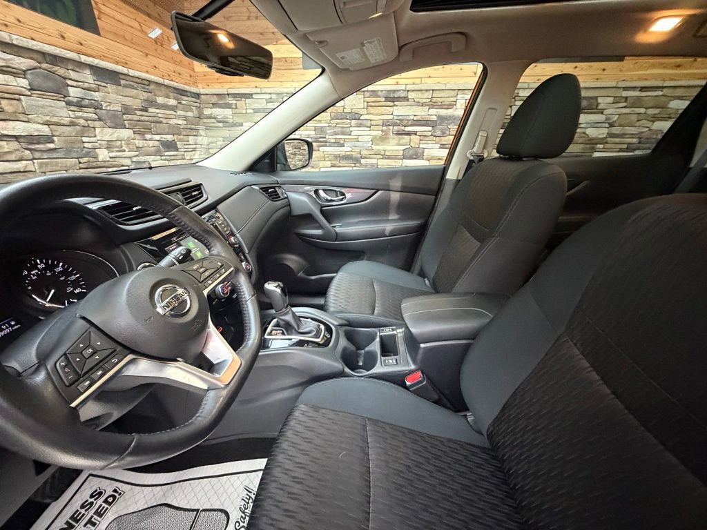 Used 2018 Nissan Rogue SV w/ Sun & Sound Touring Package image 11