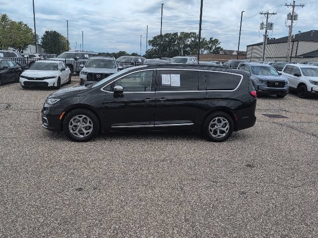 Used 2023 Chrysler Pacifica Limited FWD image 2