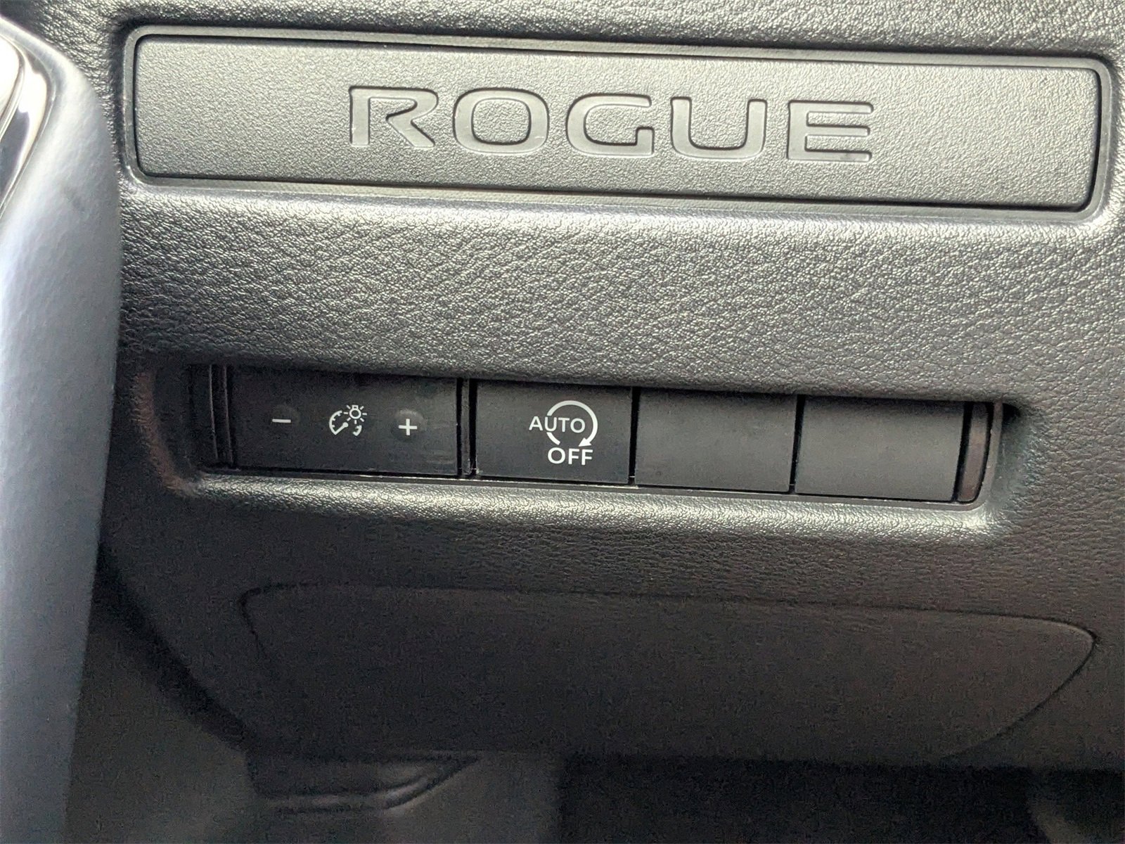Used 2025 Nissan Rogue S image 24