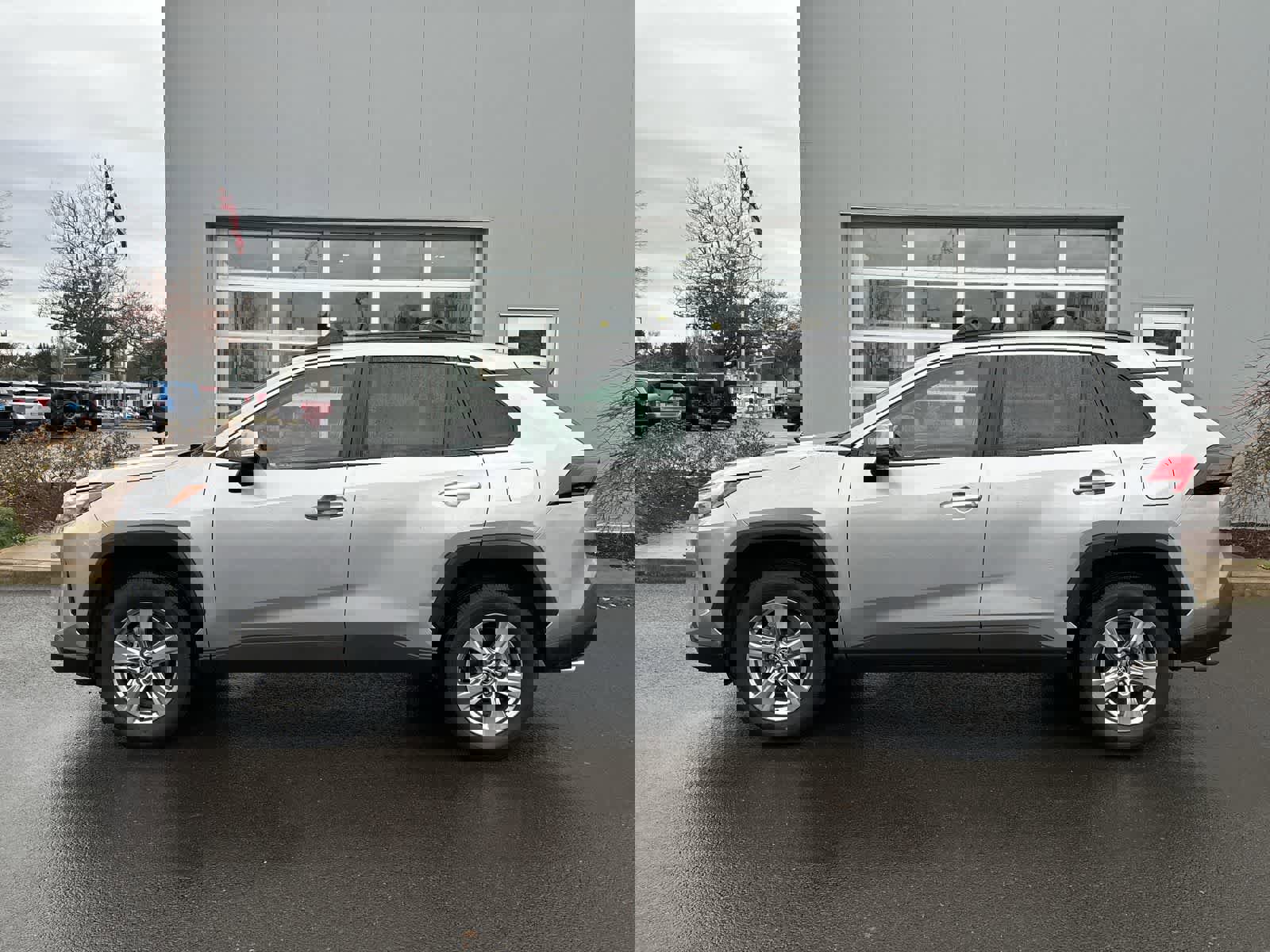 Used 2022 Toyota RAV4 XLE image 2