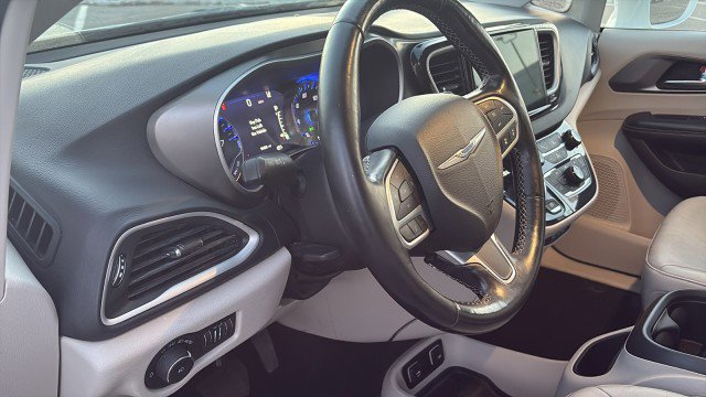 Used 2021 Chrysler Pacifica Touring-L image 9