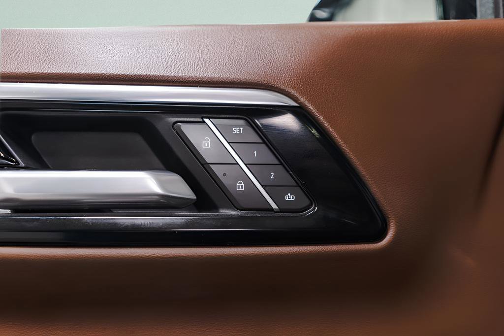 Used 2025 Chevrolet Suburban High Country image 27