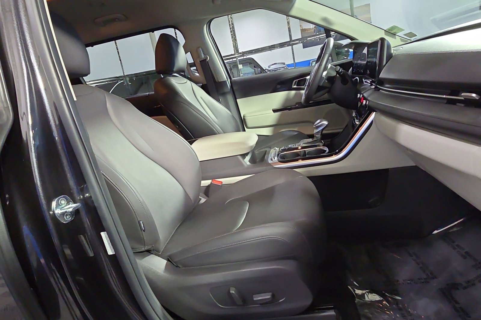 Used 2023 Kia Carnival SX image 35