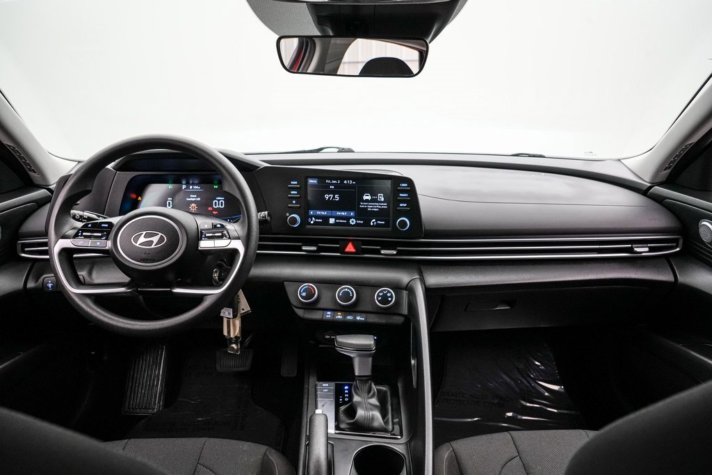 Used 2025 Hyundai Elantra SE image 14