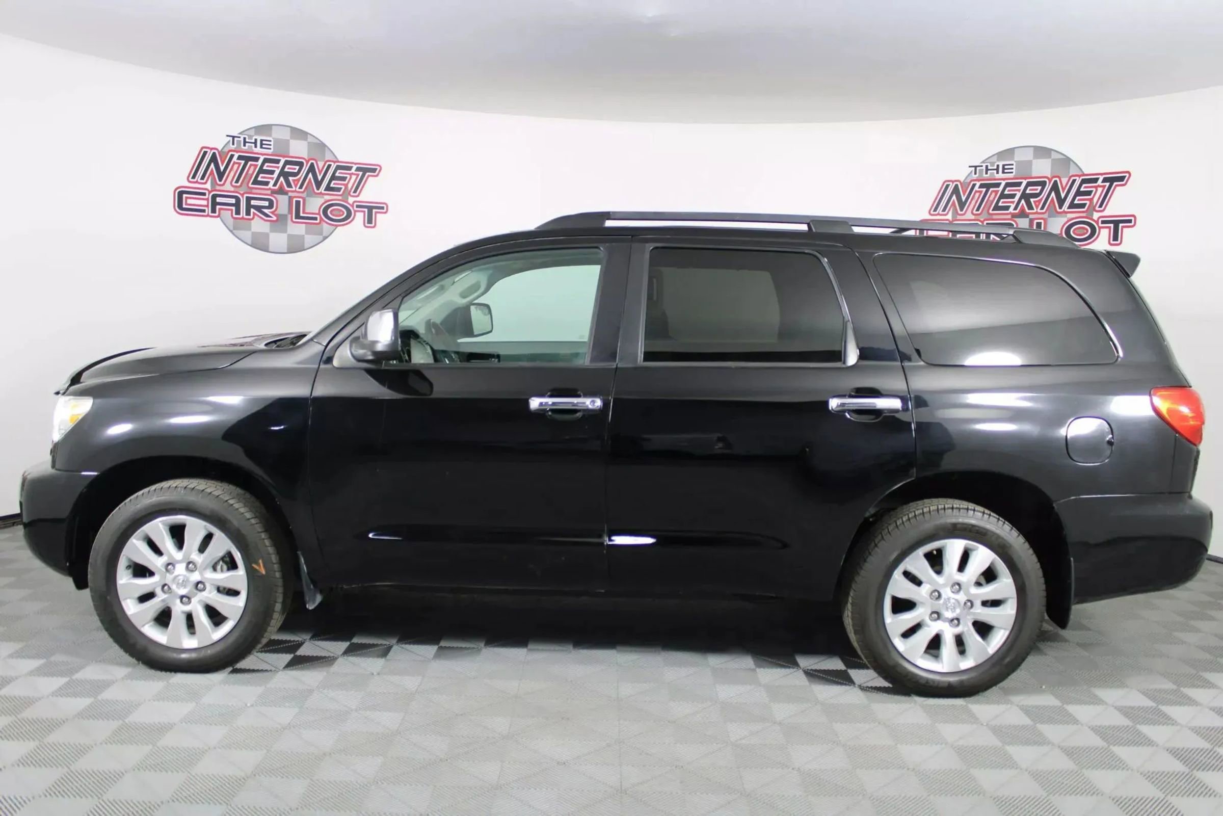 Used 2016 Toyota Sequoia Platinum AWD/4WD image 4