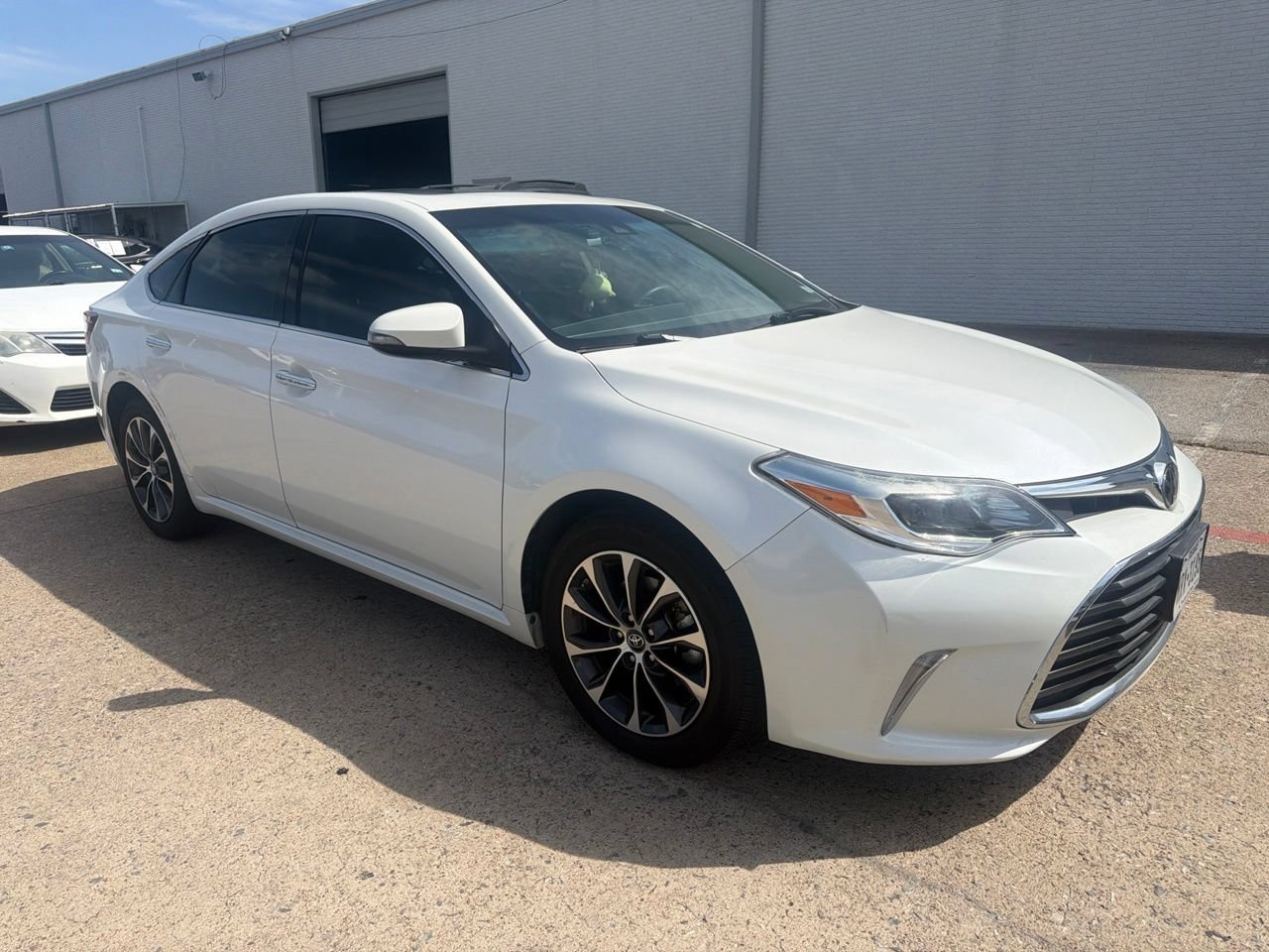 Used 2017 Toyota Avalon XLE Premium w/ All Weather Liner Package FWD image 2