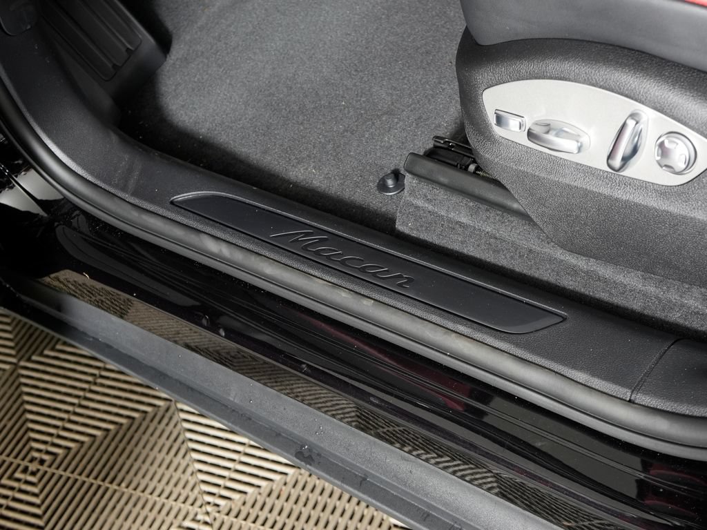 Certified 2026 Porsche Macan AWD/4WD image 17