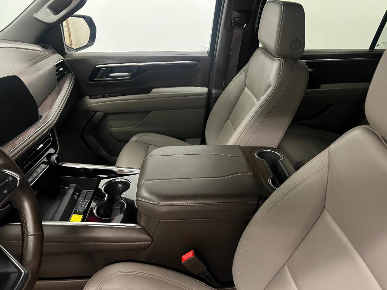 Used 2025 Chevrolet Suburban LT image 37