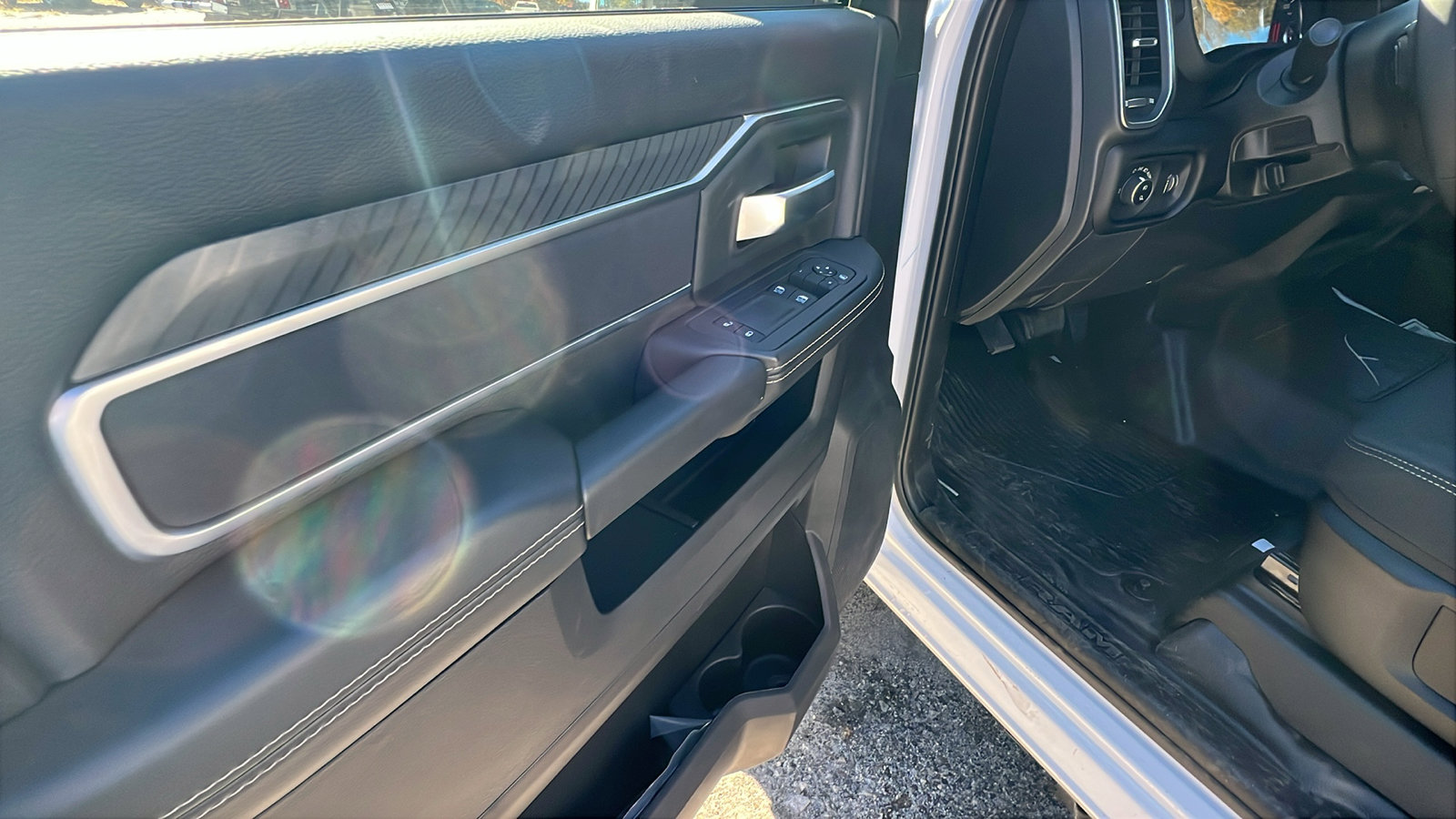 New 2025 RAM 5500 4x4 Regular Cab image 18