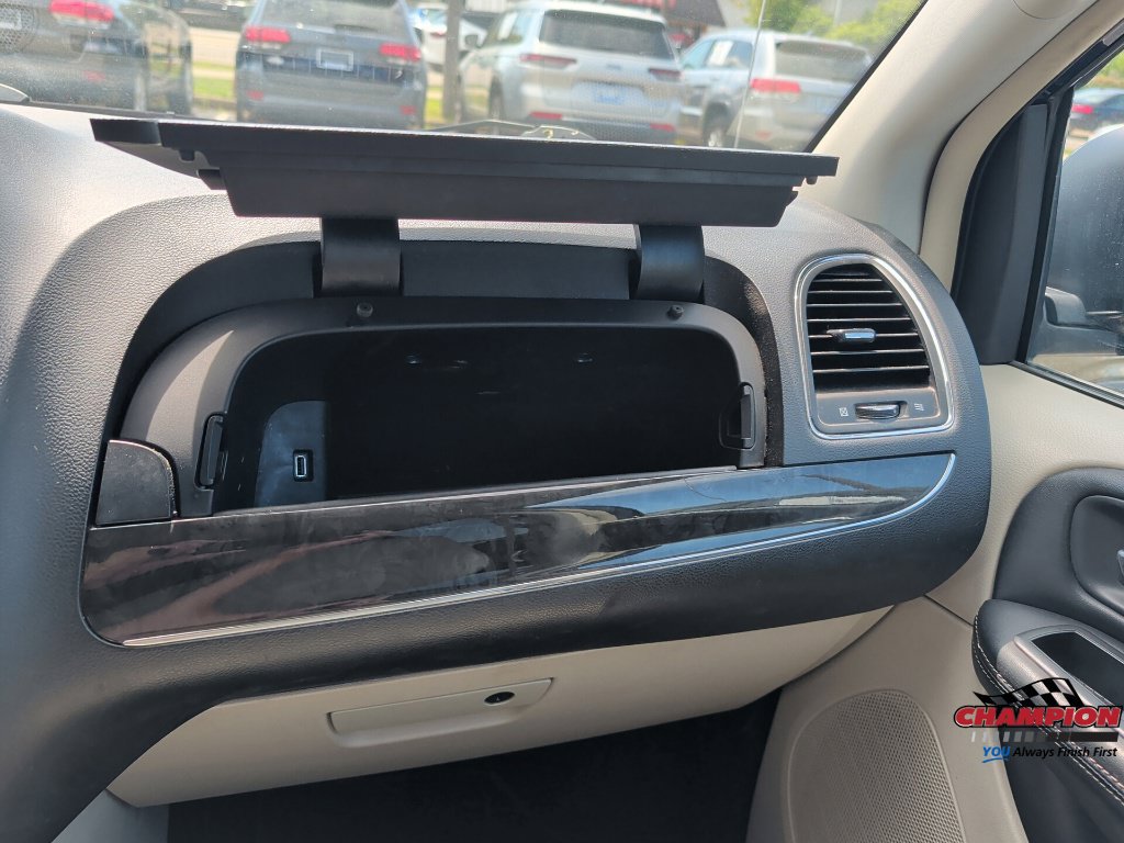 Used 2014 Chrysler Town & Country Touring-L w/ Driver Convenience Group FWD image 24