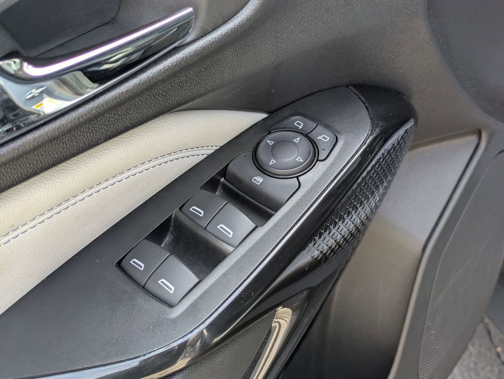 Used 2025 Chevrolet Trax LT w/ LT Convenience Package image 13