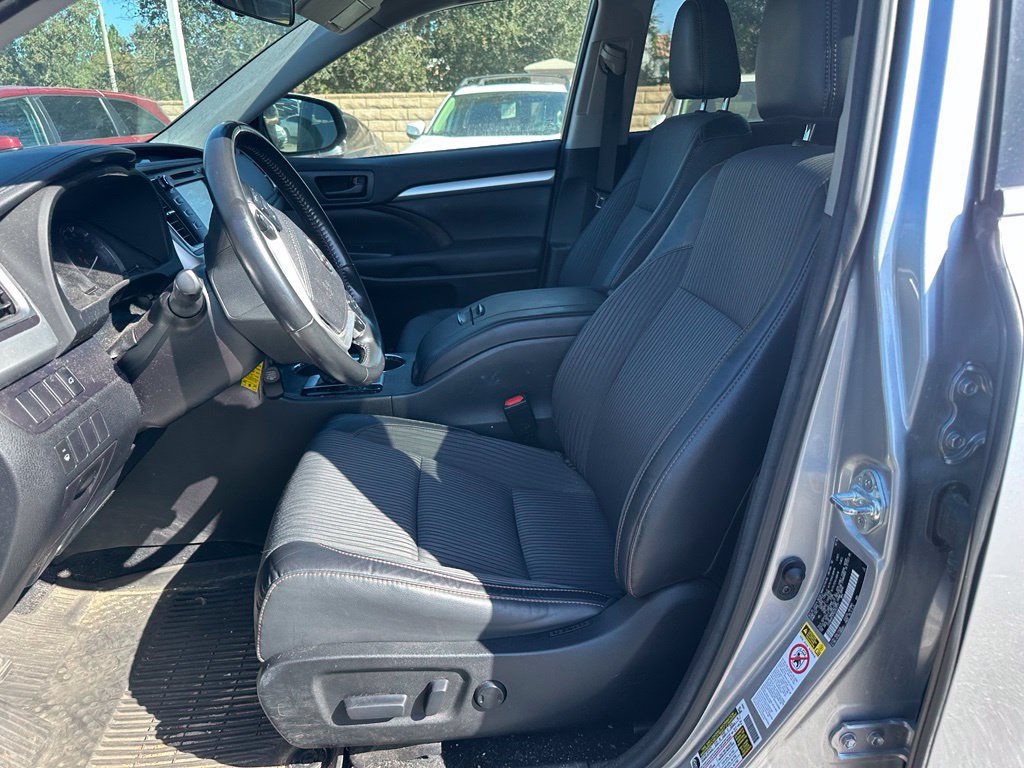Used 2016 Toyota Highlander LE AWD/4WD image 11