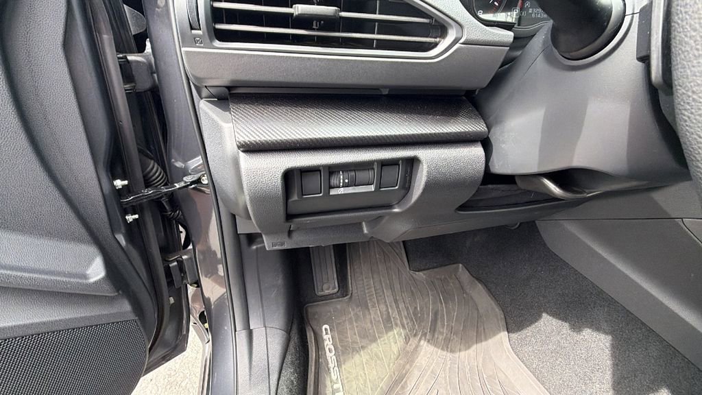 Used 2025 Subaru Crosstrek 2.0i Premium image 30