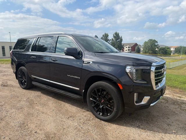 Used 2024 GMC Yukon XL SLT w/ SLT Premium Package AWD/4WD image 3