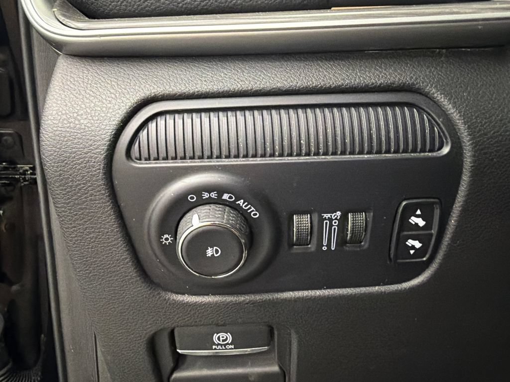 Used 2024 Jeep Wagoneer L Series II RWD image 32