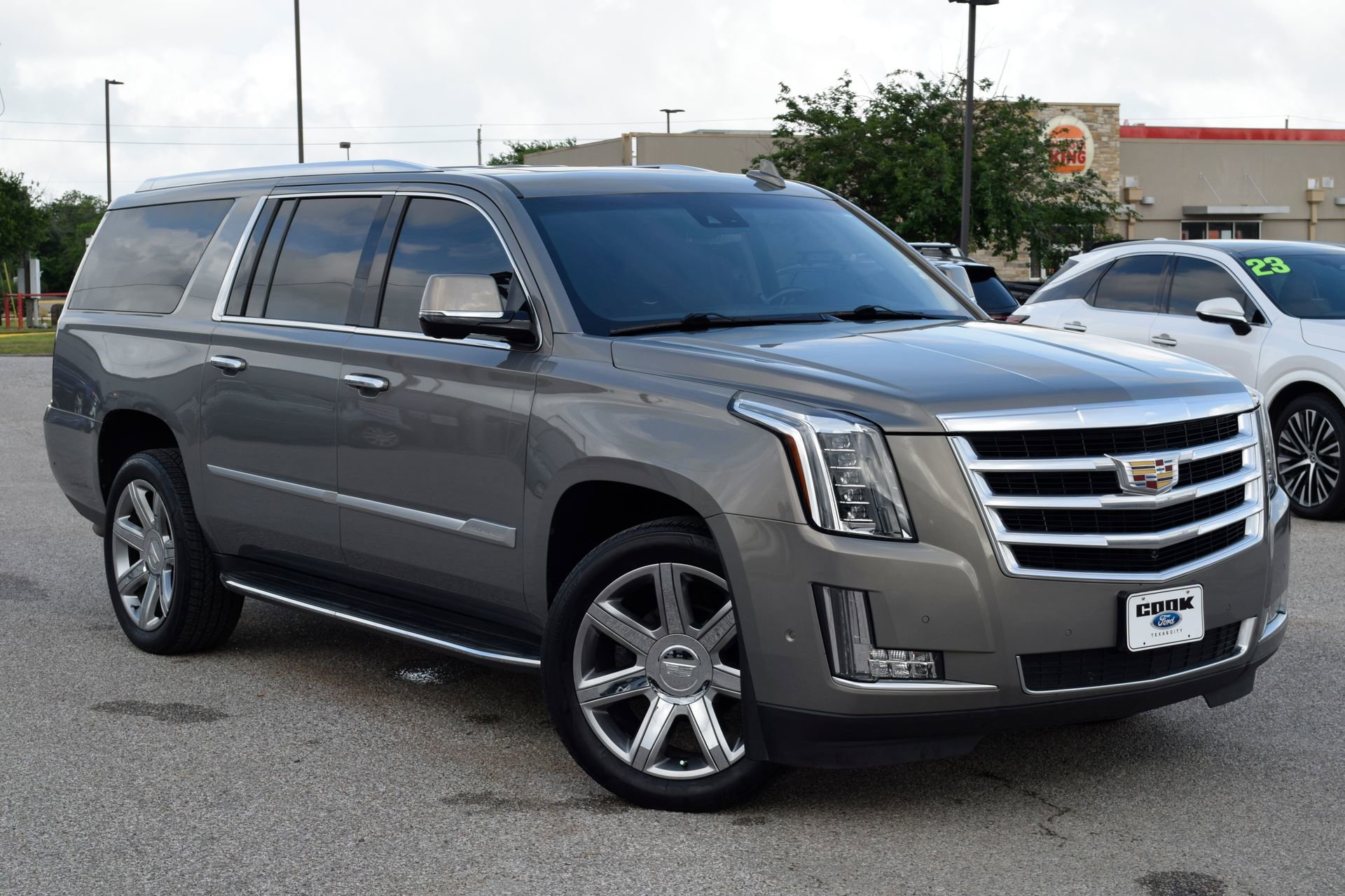 Used 2019 Cadillac Escalade ESV Luxury RWD image 3