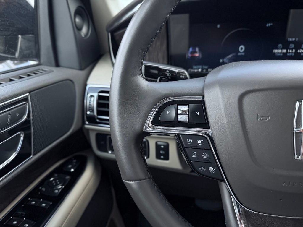 Used 2022 Lincoln Navigator 4WD image 36