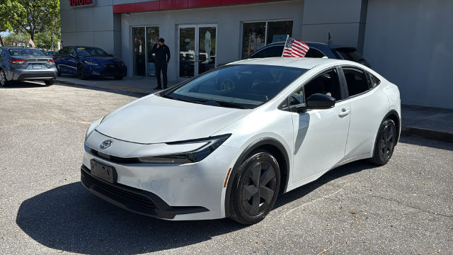 Used 2024 Toyota Prius LE FWD image 3