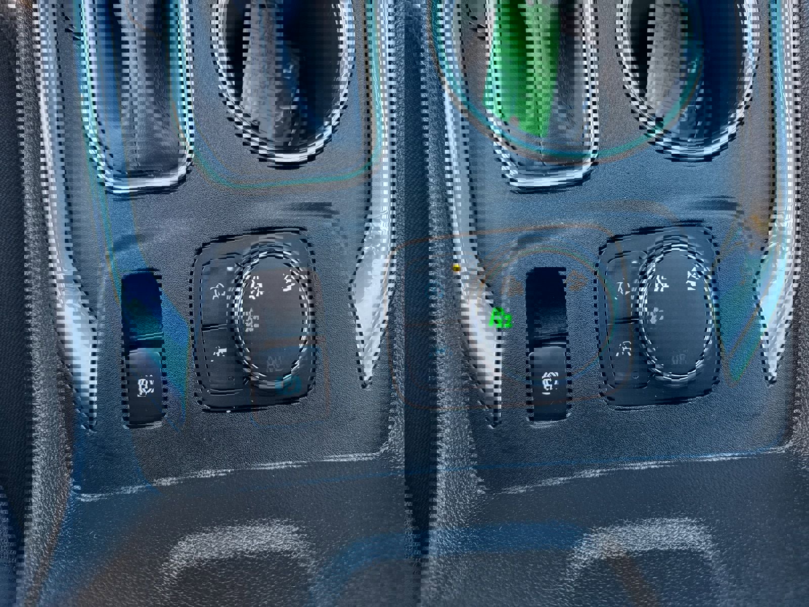 Used 2023 Chevrolet Traverse LT w/ Midnight/Sport Edition image 19