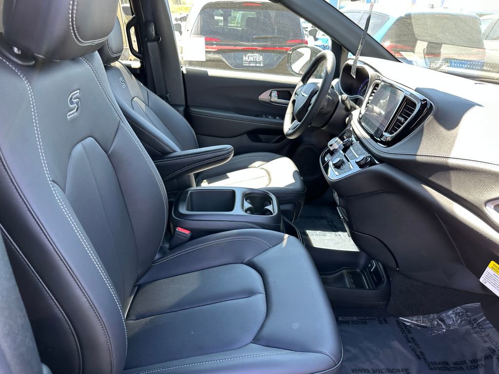 New 2026 Chrysler Pacifica Select FWD image 16