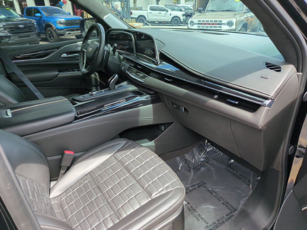 Used 2024 Cadillac Escalade ESV V AWD/4WD image 16