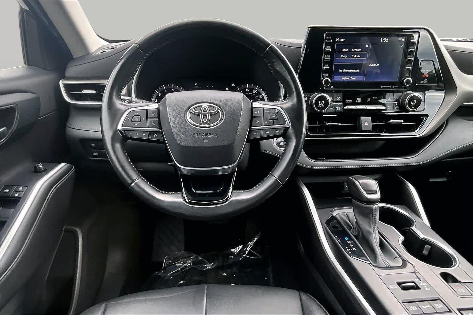 Used 2021 Toyota Highlander XLE AWD/4WD image 6