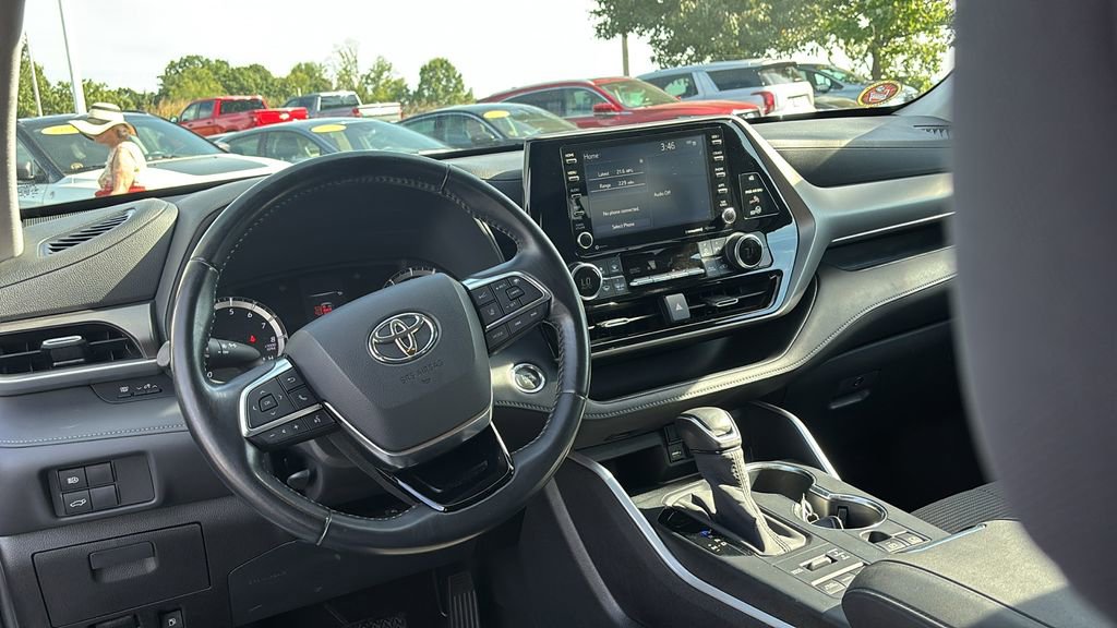 Used 2020 Toyota Highlander LE image 13