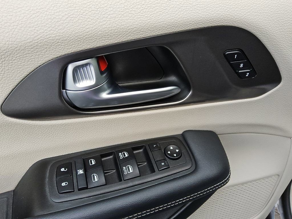 Certified 2023 Chrysler Pacifica Touring-L FWD image 18