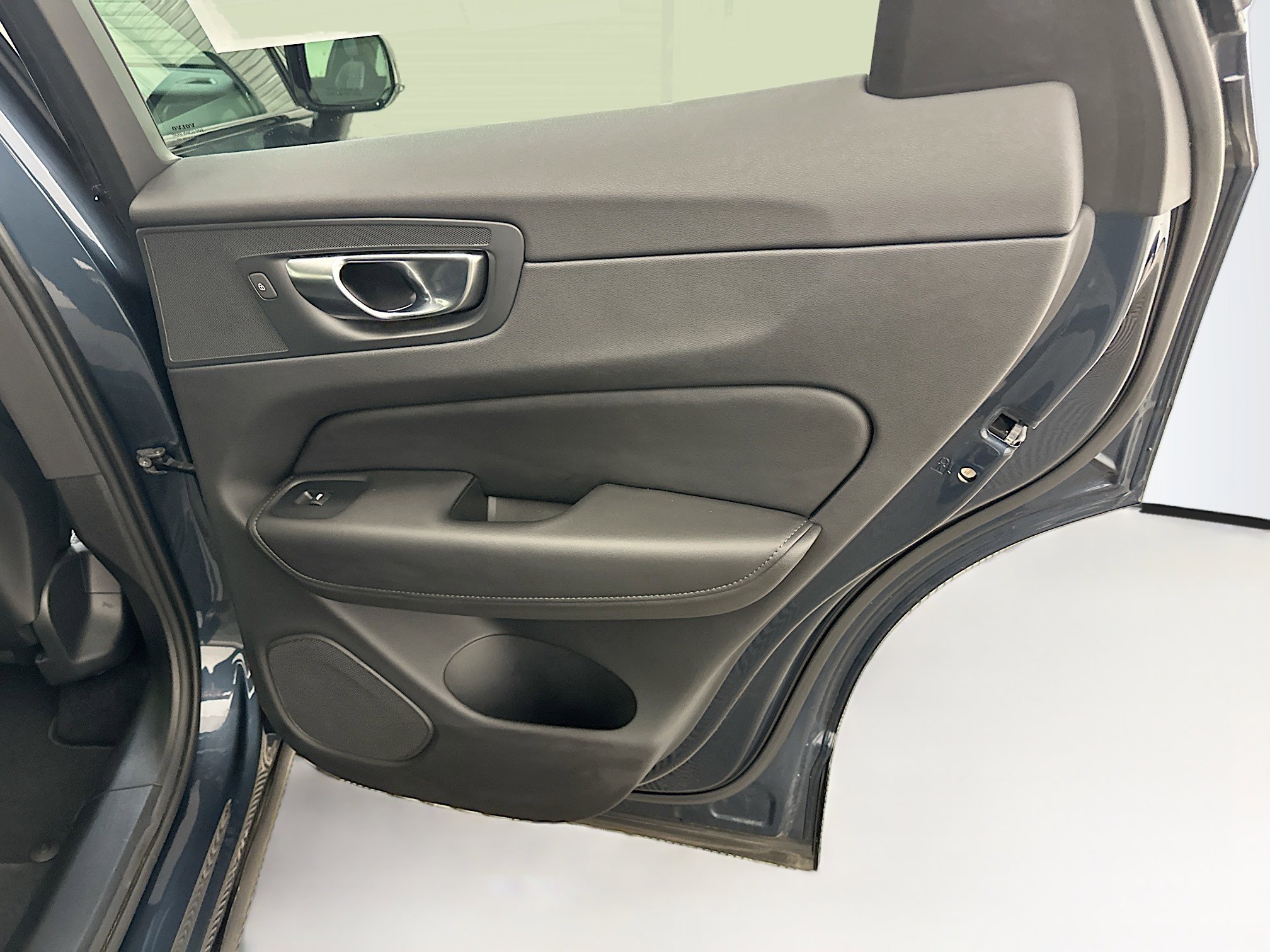 Used 2025 Volvo XC60 B5 Core image 33