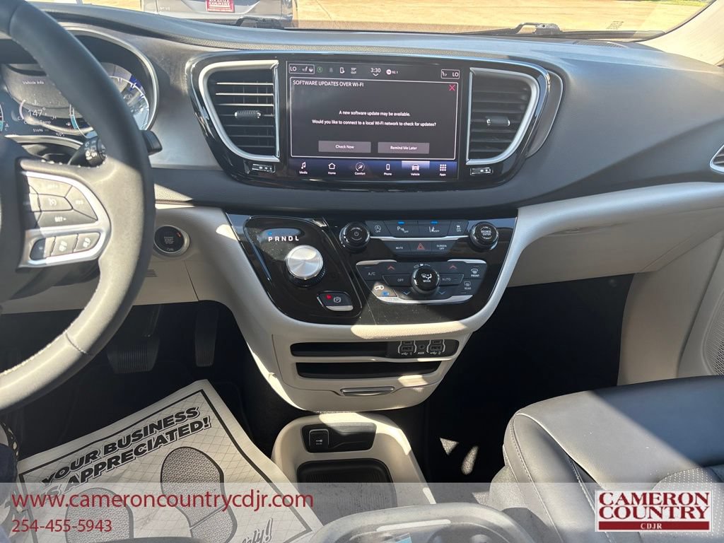 Used 2023 Chrysler Pacifica Touring-L FWD image 17